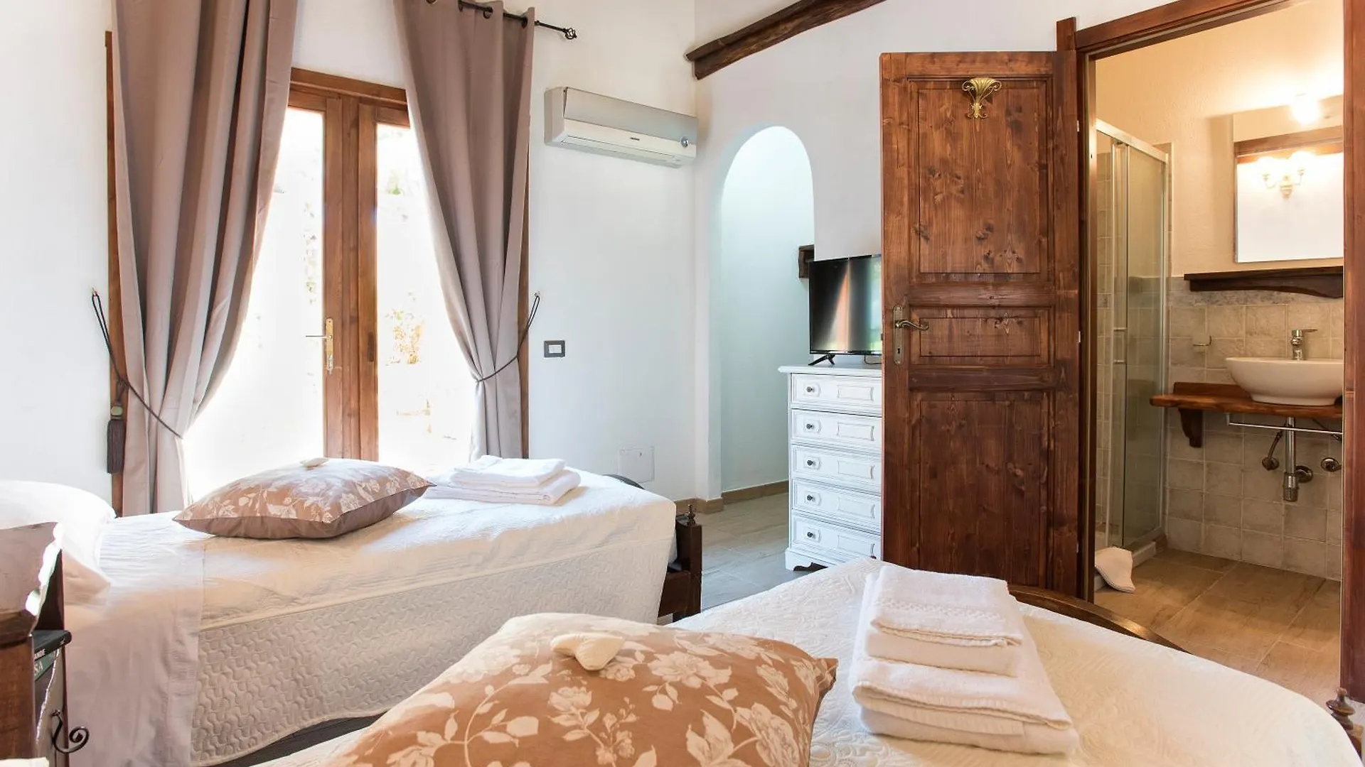 빌라 Restored Historic Mansion Paterno With Exclusive Pool, Wifi And Ac For 20 People 알게로