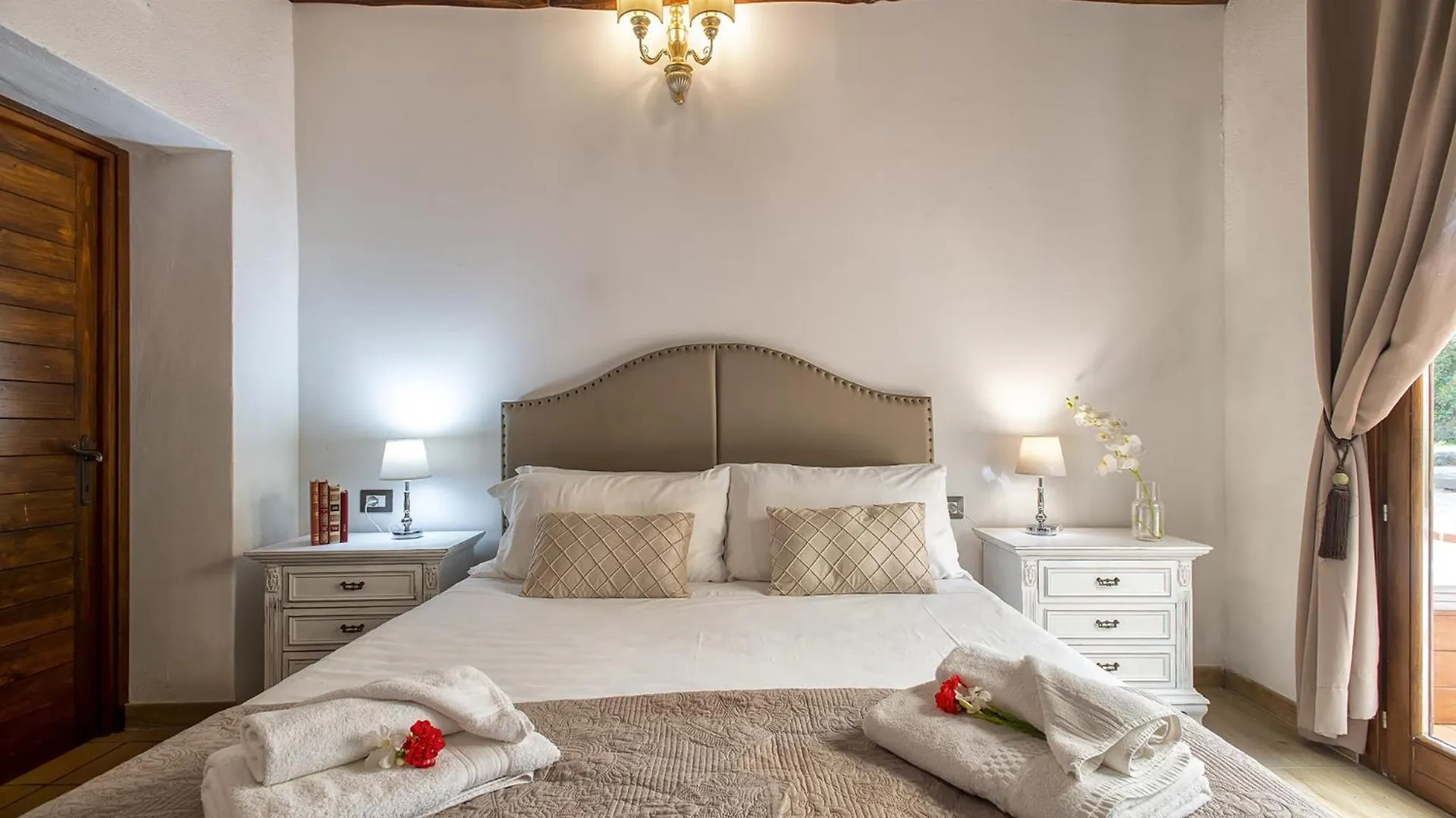 빌라 Restored Historic Mansion Paterno With Exclusive Pool, Wifi And Ac For 20 People 알게로