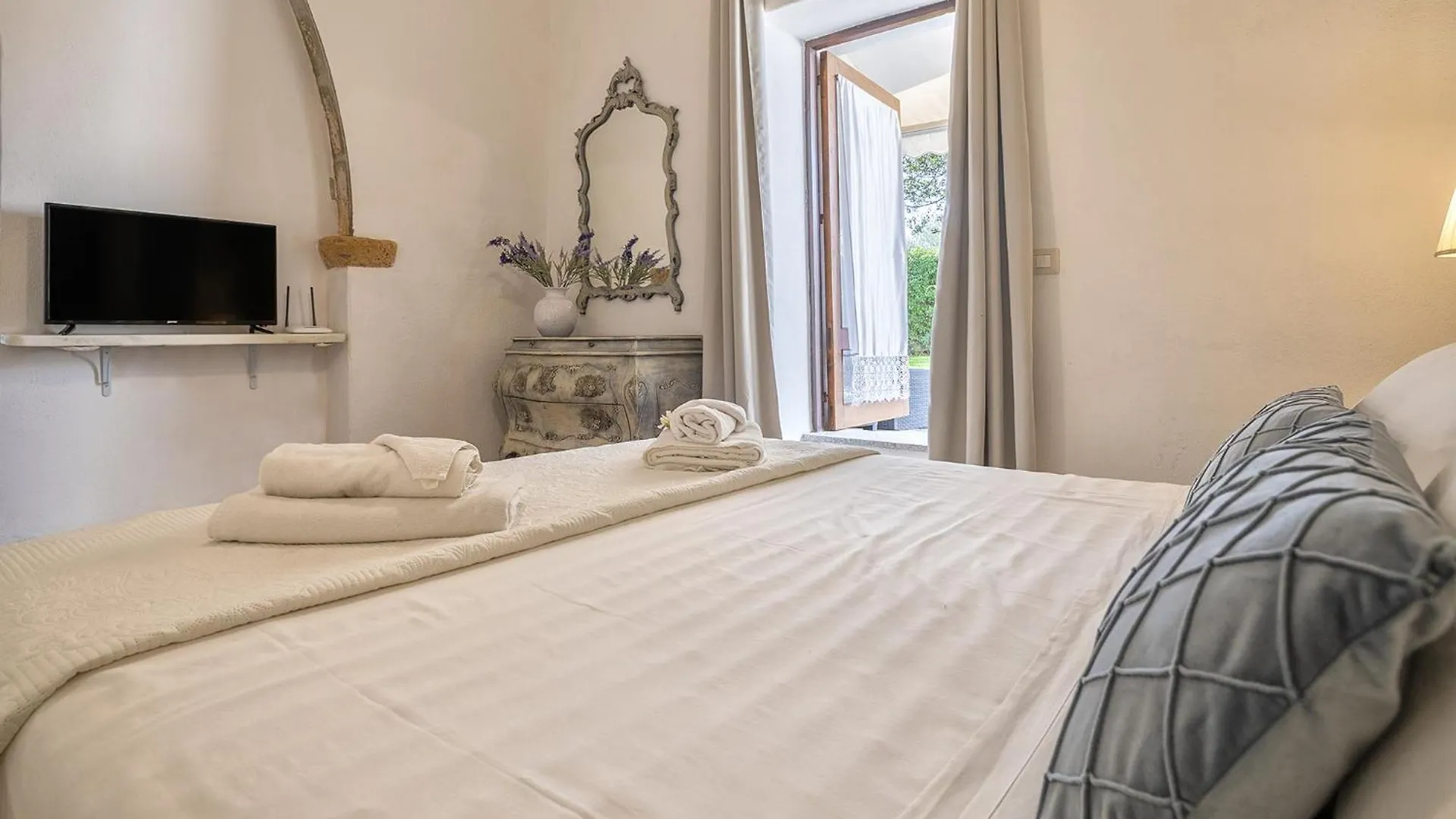 Restored Historic Mansion Paterno With Exclusive Pool, Wifi And Ac For 20 People 알게로 빌라