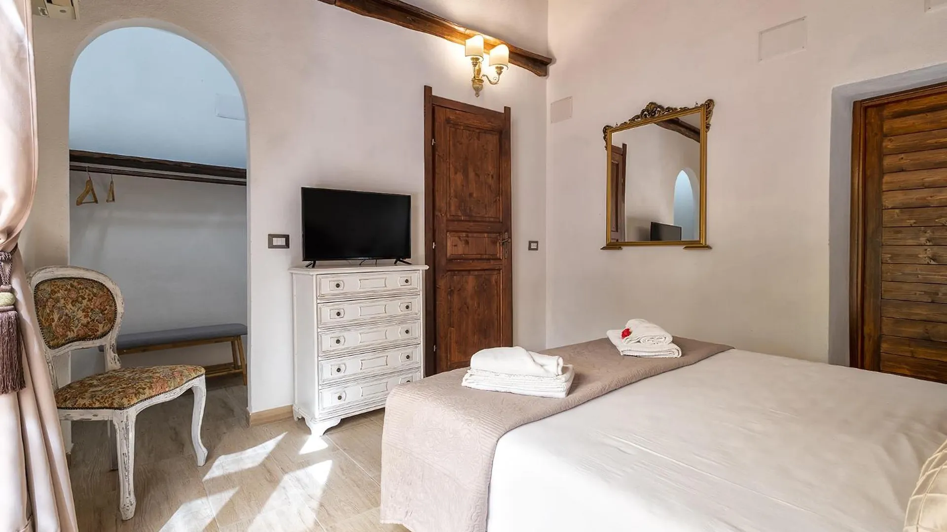 빌라 Restored Historic Mansion Paterno With Exclusive Pool, Wifi And Ac For 20 People 알게로
