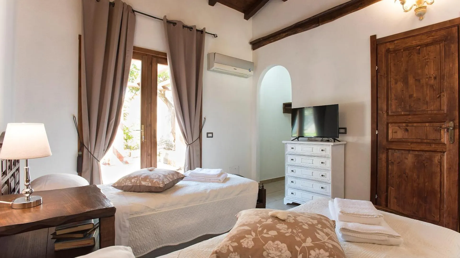 빌라 Restored Historic Mansion Paterno With Exclusive Pool, Wifi And Ac For 20 People 알게로 이탈리아