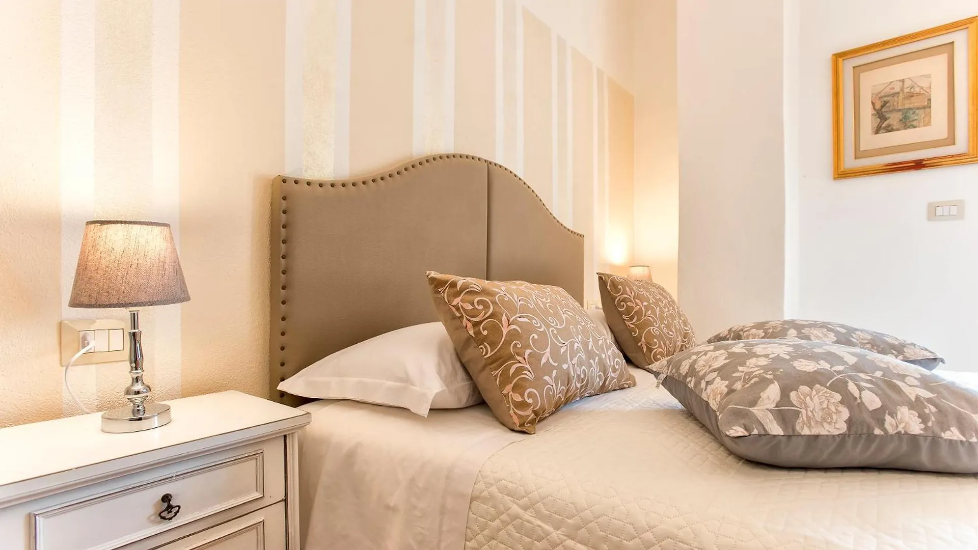 빌라 Restored Historic Mansion Paterno With Exclusive Pool, Wifi And Ac For 20 People 알게로